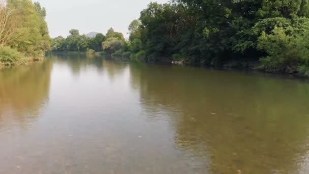 Dans cette partie de la rivière, l'eau semble légèrement brune et sale. Vue aérienne. Peut-être que c'est juste un reflet de la nature .