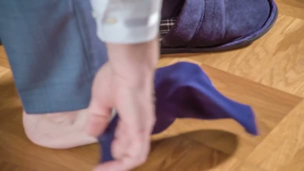 Γαμπρός Βάζει Κάλτσες Στα Πόδια Του Ετοιμάζεται Για Την Τελετή — Αρχείο Βίντεο