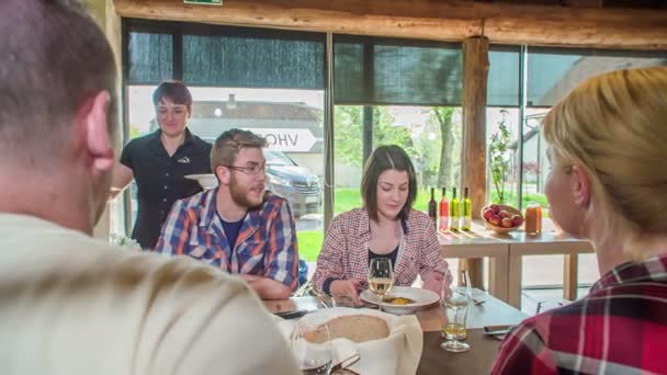 Gasten Zitten Aan Een Tafel Serveerster Zet Soep Tafel — Stockvideo