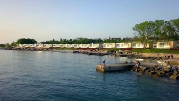 Una Persona Está Pie Muelle Están Mirando Algo Agua Bonito — Vídeos de Stock