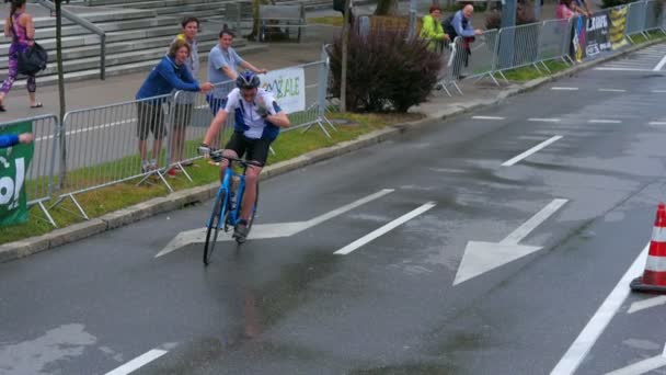 Een Racer Begrijpt Een Bord Maakt Een Bocht — Stockvideo