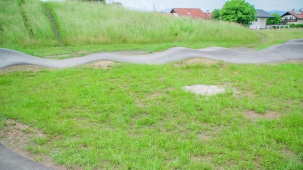 Böljande Stig Mitt Naturen — Stockvideo