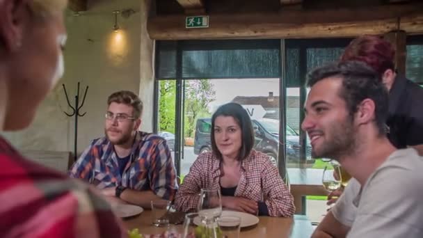 Servírka Nalévá Trochu Vína Sklenice Přátelé Sedí Stolu Restauraci Čekají — Stock video