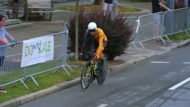 Väg Cykel Racer Långsamt Gör Sväng Och Fortsätter Cykla Andra — Stockvideo