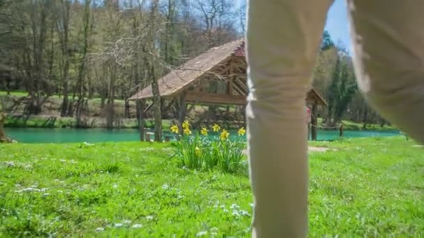 Beelden Van Mens Wandelen Het Park Buurt Van Kasteel — Stockvideo