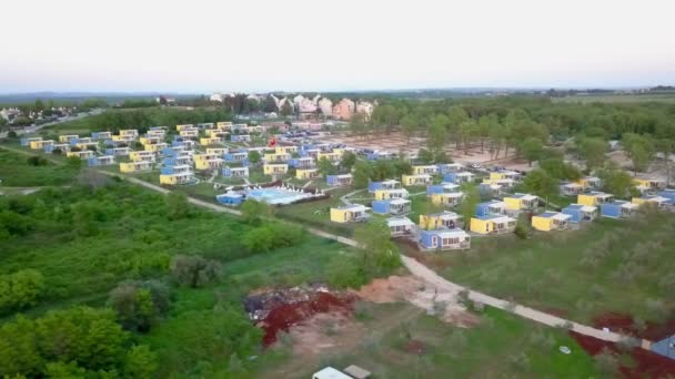 Sarı Mavi Tatil Evleri Deniz Kıyısındaki Bir Tatil Köyünün Tepesinde — Stok video