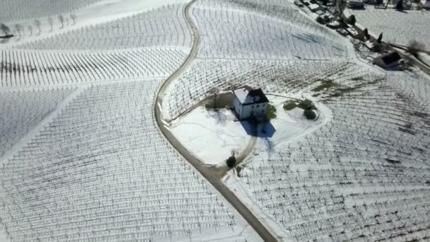 冬の時間には丘の上に孤独な家があります 空中射撃だ雪に覆われた自然 — ストック動画