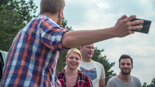 Des Amis Sautent Dans Les Airs Devant Une Voiture Font — Video