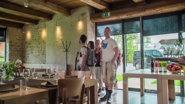 Przyjaciele Przychodzą Restauracji Zaczynają Się Rozglądać Zdumieni Kelnerka Czeka Powitalnym — Wideo stockowe