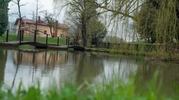 Possiamo Vedere Uno Stagno Una Casa Sullo Sfondo Giorno Piovoso — Video Stock