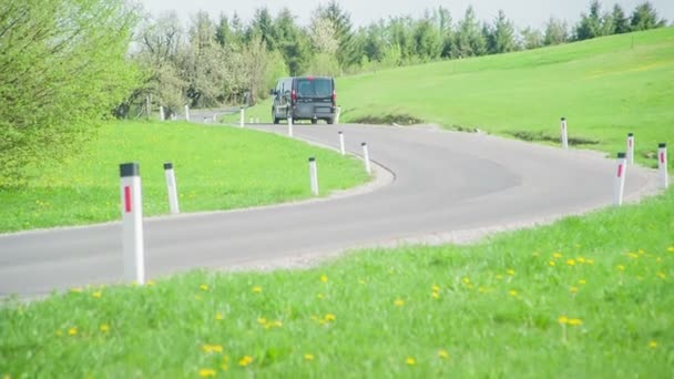 Uma Van Preta Com Jovens Está Dirigindo Estrada Campo Dia — Vídeo de Stock
