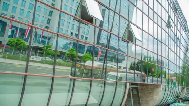 Reflejo Del Autobús Las Ventanas Edificio Oficinas — Vídeos de Stock