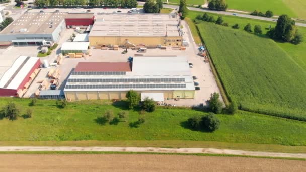 Une Usine Est Située Côté Des Champs Verts Houblon Pousse — Video