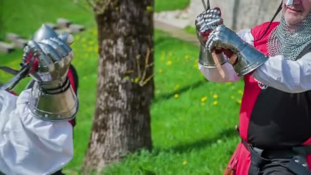 Twee Ridders Vechten Met Zwaarden Zijn Gekleed Traditionele Kleren — Stockvideo