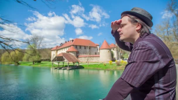 Filmato Giovane Uomo Sul Ponte Legno Vicino Castello — Video Stock