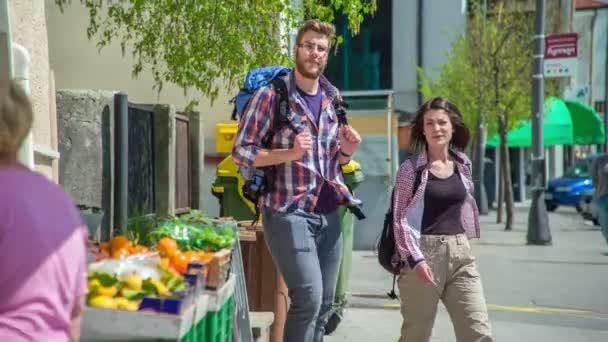 Zwei Rucksacktouristen Passieren Den Gemüsehändler Sie Riechen Die Orangen Und — Stockvideo