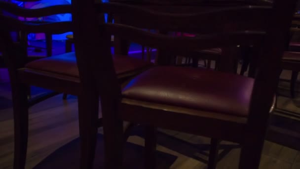 Kunnen Oude Bruine Stoelen Zien Een Bar Lichten Zijn Laag — Stockvideo