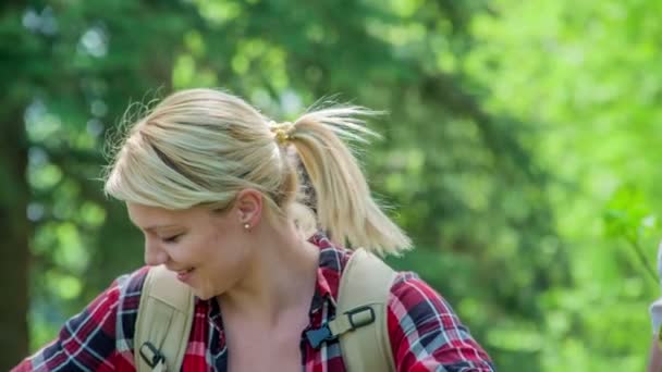 Zwei Freunde Schauen Sich Eine Wunderschöne Natur Sie Berühren Das — Stockvideo