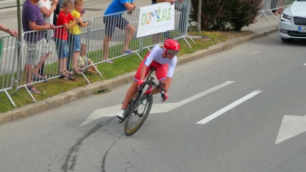 Jeune Coureur Vélo Route Fait Virage Roule Dans Direction Opposée — Video