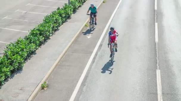 Ciclista Aficionado Está Montando Bicicleta Acera Junto Ciclista Profesional Que — Vídeos de Stock