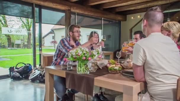 Amigos Estão Almoçando Restaurante Tradicional Região Litoral Atualmente Eles Estão — Vídeo de Stock