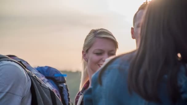 Ein Fremdenführer Teilt Den Besuchern Mit Dass Sie Nun Weiterziehen — Stockvideo