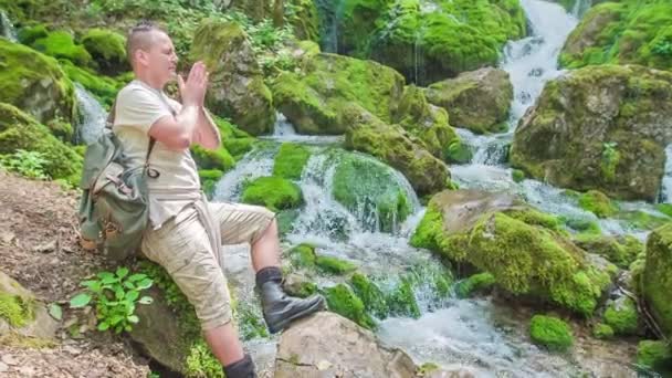 Giovane Uomo Siede Una Roccia Vicino Alla Cascata Rilassa Yoga — Video Stock