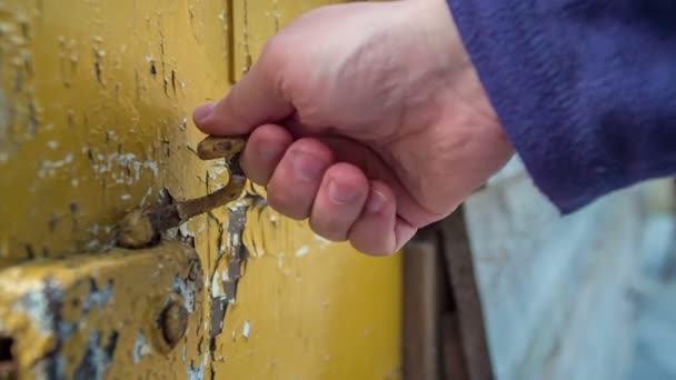 Versucht Ein Mann Eine Wirklich Alte Tür Öffnen Aber Irgendetwas — Stockvideo