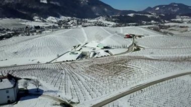 Birkaç ev ve karlı bir manzara görebiliyoruz. Hava görüntüsü. Kış geldi..