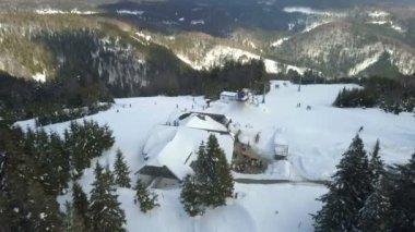 Tepenin üstünde büyük bir otel ve bir restoran görebiliyoruz. Güzel bir gün..