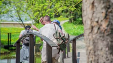 Arkadaşlar, doğanın gerçekten güzel olduğu güzel bir parkın ortasında buluşurlar ve sonra ellerini havaya kaldırırlar..