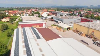 Manzara gerçekten çok güzel ve bir köyün kenarında büyük bir fabrika görebiliyoruz..