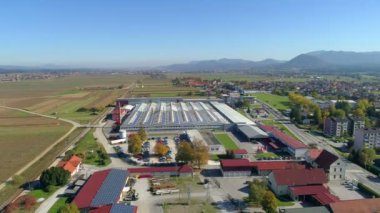 Kasabanın bir tarafında büyük ve güzel bir fabrika var. Ana binanın çatısında güneş panelleri var. Hava görüntüsü.