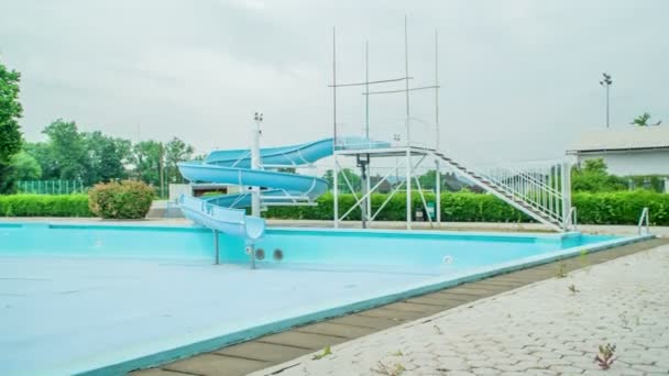 Una Piscina Abandonada Sin Casi Agua Interior También Hay Tobogán — Vídeos de Stock