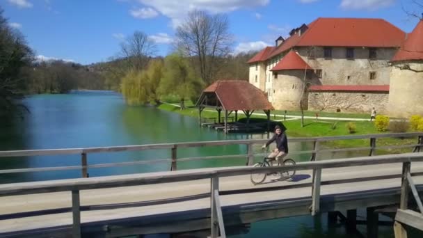 Filmaufnahmen Eines Jungen Mannes Der Auf Einer Brücke Der Nähe — Stockvideo