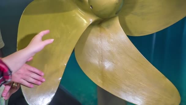 Mladá Žena Geniálně Dotýká Povrchu Vrtule Chodí Svými Přáteli Muzeu — Stock video