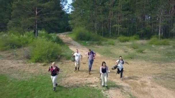 年轻人在跑步 他们把东西抛向空中 他们看起来很高兴 空中射击 — 图库视频影像