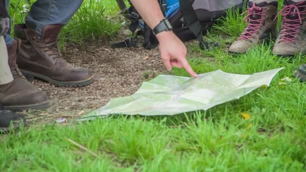 Een Leider Van Groep Legt Uit Welke Weg Het Punt — Stockvideo