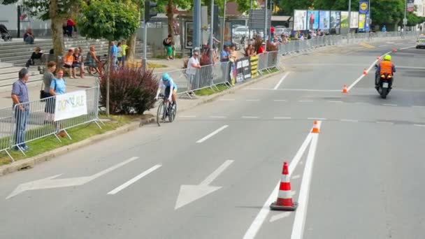 Cyklista Modrém Otočí Když Dostane Konec Silnice Pak Otočí Opačným — Stock video
