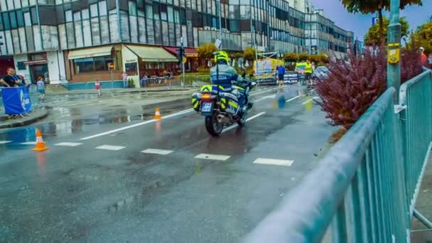 Policjant Motocyklu Zwalnia Skręca Droga Jest Mokra Śliska — Wideo stockowe
