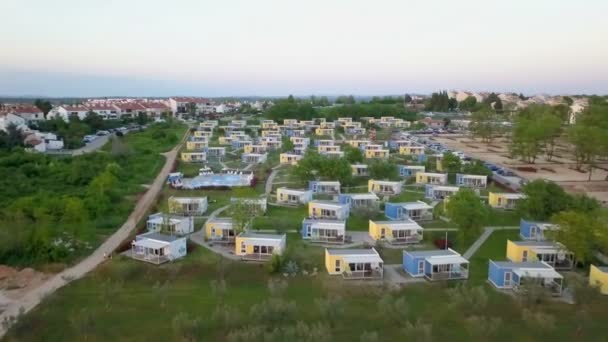 Beautiful Summer Homes Located Hill Aerial Shot — Stock Video