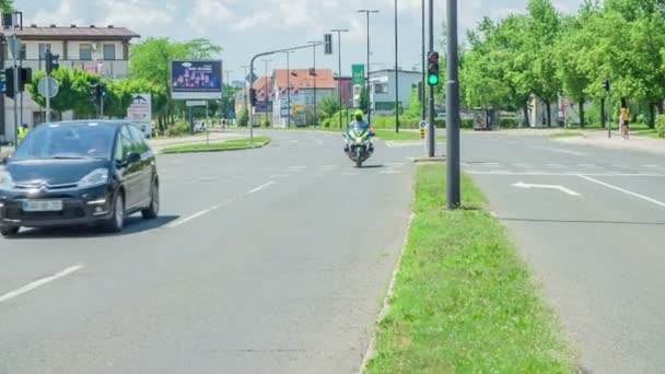 Een Politieagent Rijdt Zijn Motor Weg Zorgt Ervoor Dat Weg — Stockvideo