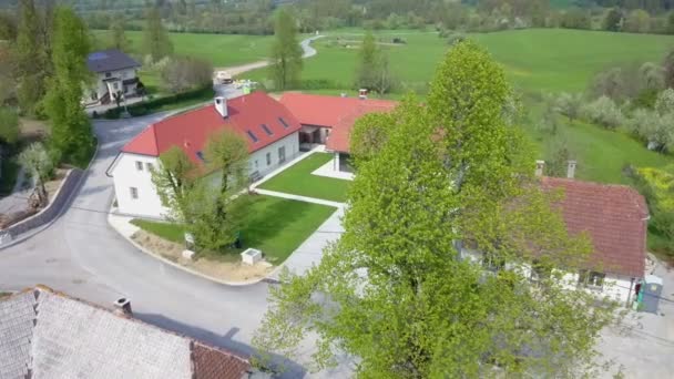 Hay Una Gran Granja Borde Pueblo Disparo Aéreo Primavera — Vídeos de Stock