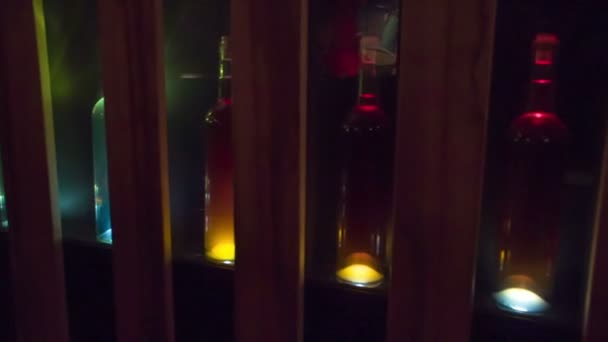 Alkoholflaschen Werden Schrank Aufbewahrt Die Lichter Ort Sind Schwach — Stockvideo