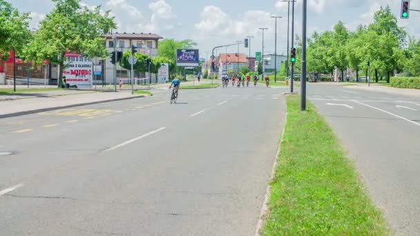公路自行车选手骑自行车的速度非常快 他们在加速 这是一个炎热的夏天 是马拉松的最佳时机 — 图库视频影像