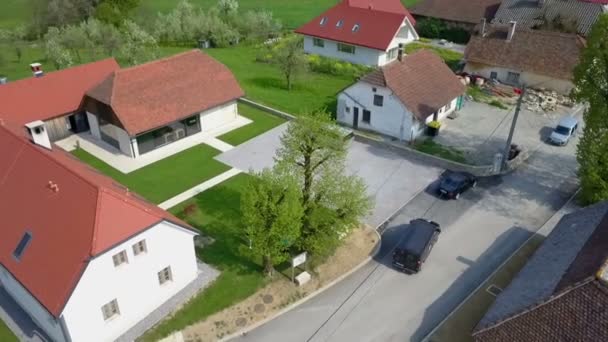 Staat Een Zwart Busje Oprit Luchtfoto Parkeerplaats Echt Groot Een — Stockvideo