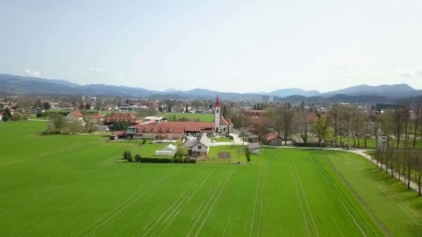 Chiesa Trova Margini Della Città Colpo Aereo — Video Stock