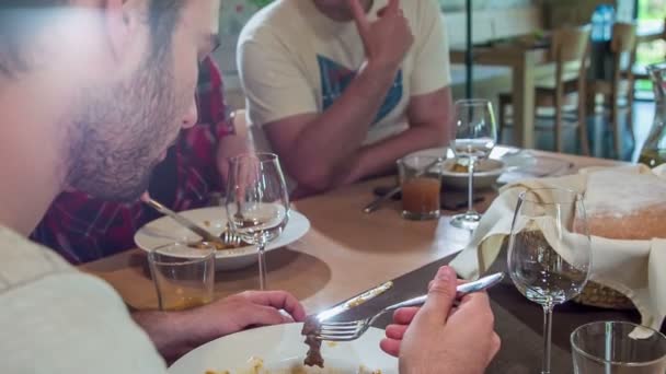 Один Парней Ест Кусок Мяса Который Супе Наслаждаются Едой Много — стоковое видео