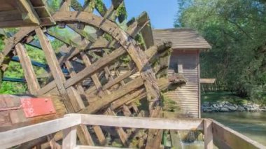 Kırsalın ortasında Prekmurje adında ahşap bir tekerlek ve bir değirmen görüyoruz..