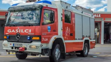 DOMZALE, SLOVENIA - 7. HAZİRAN 2018: İtfaiye ekibinin eğitim görüntüleri